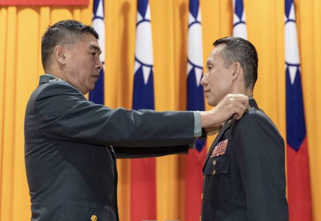 资通电军指挥官简华庆2022年11月1日升任资通电指挥官，由时任参谋总长陈宝余上将授阶。(军闻社)