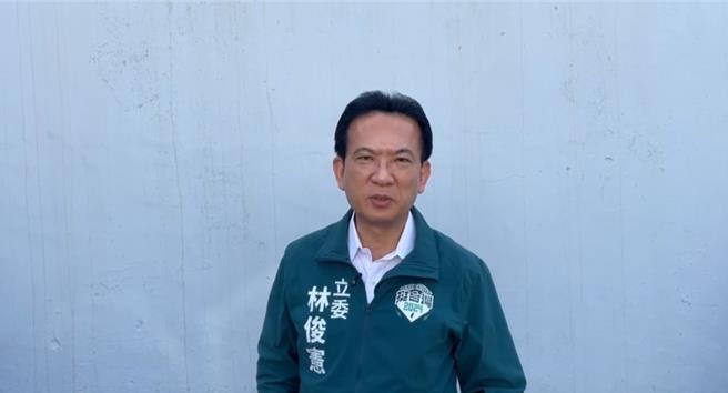 林俊宪批评，国民党不知道丢脸，竟然还理直气壮，国民党是在公然嘲笑司法看不起民主？要不要去慈湖找两蒋也一起出来连署？死人都可以连署，那国民党就等着去法庭跟法官讲。（林俊宪办公室提供／游念育台北传真）