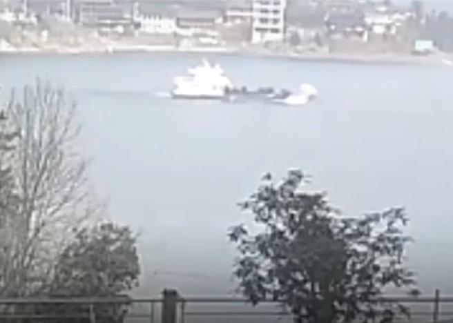 大陸湖南省應懷化市沅陵縣上月25日發生一起油汙清理船與客船相撞事故。（香港東網）