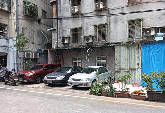 新北市政府持续推动「新北美乐地2.0」专案，活化板桥区民生路二段226巷打造UBIKE站点，排除占用公有地，同时解决汽机车违停乱象。图为施工前照片。（工务局提供）