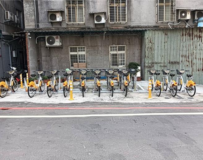 板桥区民生路二段226巷8弄10号透过「新北美乐地2.0」专案，改造设置21个YouBike微笑单车2.0停车柱，提升通勤便利并解决违停乱象。图为施工后照片。（工务局提供）