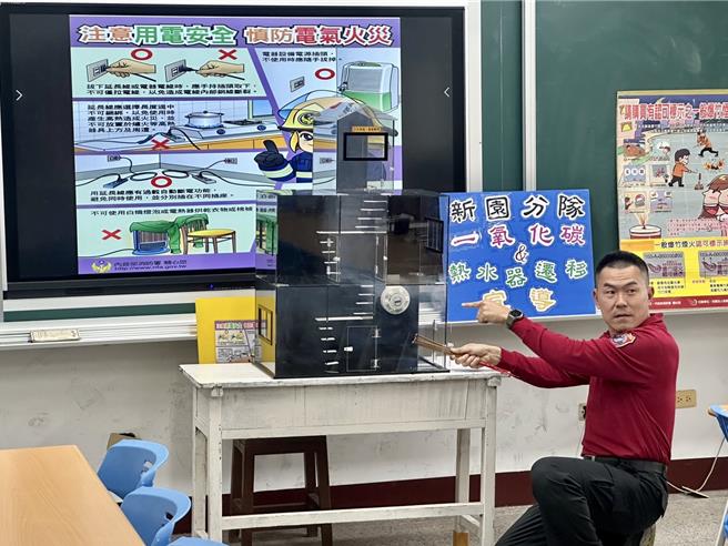 为强化全民消防，屏东县消防局新园分队消防员廖柏勛前进瓦磘国小办理「教师防火增能研习」。（新园消防分队提供／谢佳潾屏东传真）