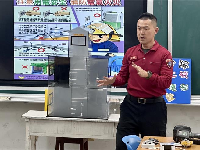 为强化全民消防，屏东县消防局新园分队消防员廖柏勛前进瓦磘国小办理「教师防火增能研习」。（新园消防分队提供／谢佳潾屏东传真）