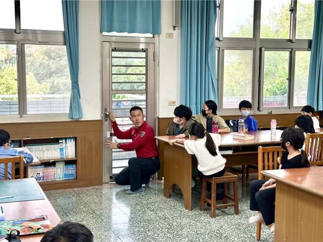 为强化全民消防，屏东县消防局新园分队消防员廖柏勛前进瓦磘国小办理「教师防火增能研习」。（新园消防分队提供／谢佳潾屏东传真）