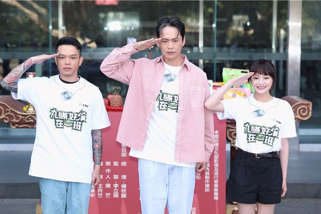 陈枢育（左起）、黄镫辉、云朵姐姐为班长。（杜宜谙摄）