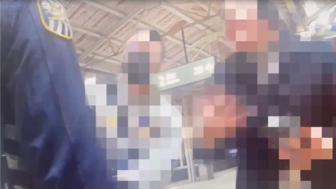 女子（右）搭乘台铁区间车却遭邻座男子（左）以手臂摩擦骚扰，愤而报警提告。（铁警提供／任义宇高雄传真）