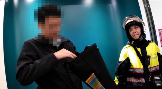 警方到場力阻張男提領鉅款。(翻攝照片／林郁平台北傳真）