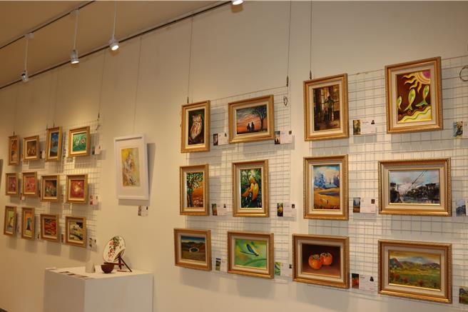 2025年「施情画义．千动爱心」美术特展暨爱心活动捐款踊跃，1日上午于县府文化观光局第1展览室举行闭幕仪式，透过抽籤赠送332件艺术家原创作品给捐款者，并标售1件竞标作品，促成爱心与艺术结缘。（苗栗县政府提供／吕丽甄苗栗传真）