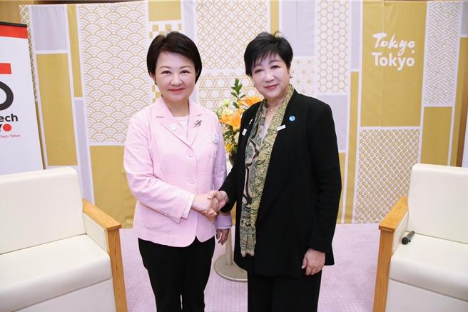 台中市长卢秀燕（左）与小池知事（右）的出身背景与经歷有许多相同之处，两人也都是该座城市歷史首位女性市长。（台中市政府提供）