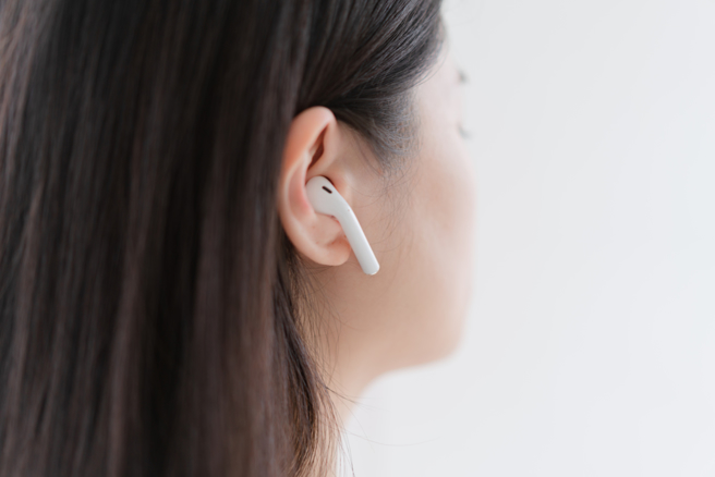 很多人都是耳机的重度使用者，不管外出、工作都一直挂在耳朵上。（示意图：shutterstock／达志）