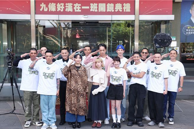 陶晶莹带领一群艺人录制《九条好汉在一班》。（杜宜谙摄）