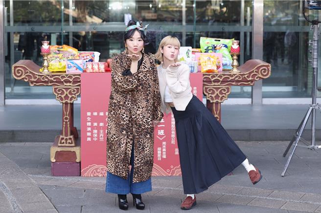 陶晶莹（左）、玛丽担任营区大姐，给予星兵们关爱。（杜宜谙摄）