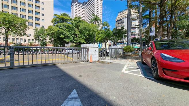 台中市府交通局疑似遭丢鞭炮。（民眾提供／李京升台中传真）