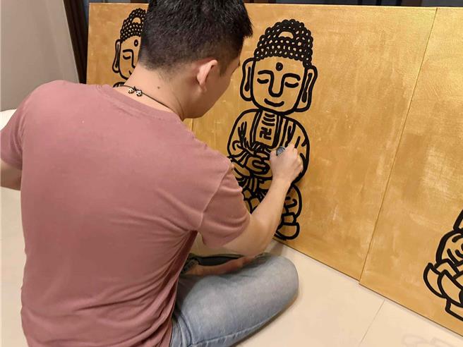 吴品谕只要灵感一来就画，不会刻意构图或构思。（吴品谕提供／吕妍庭嘉义传真）