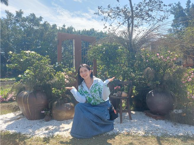 浪花花艺总监陈艾琳（如图）与作品《门前》合影。（张铠乙摄）