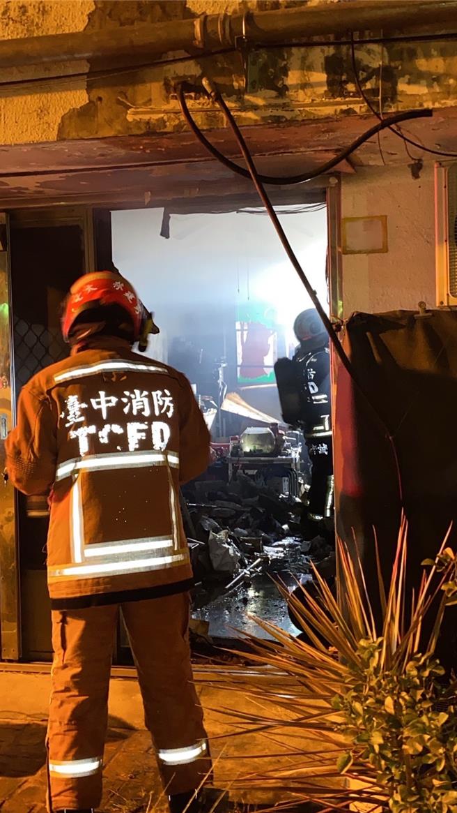 消防人員到場救援。（民眾提供／李京昇台中傳真）