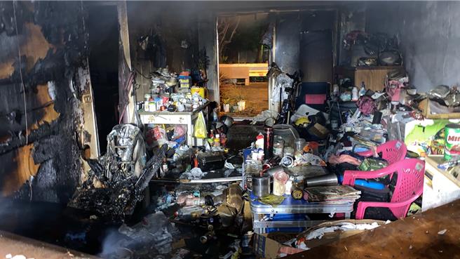火災現場堆放許多雜物。（民眾提供／李京昇台中傳真）