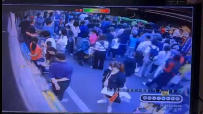 新北市淡水老街有2名男子在人潮中互殴，引起民眾围观。（淡水警分局提供）