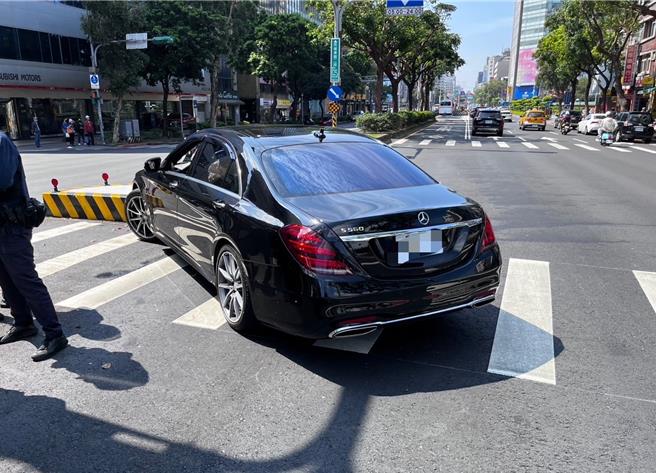 徵信社赵姓老板驾驶宾士车不慎自撞。(翻摄照片／林郁平台北传真）