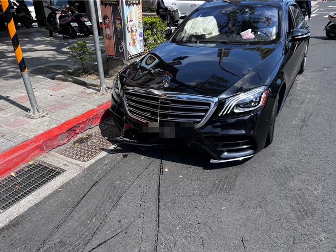 徵信社赵姓老板驾驶宾士车不慎自撞。(翻摄照片／林郁平台北传真）