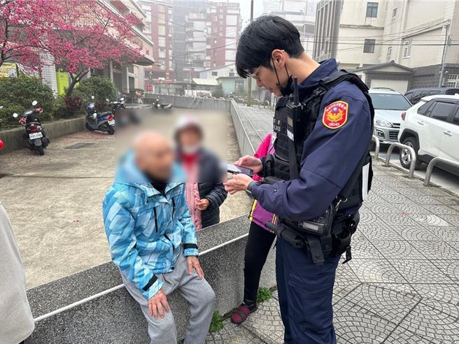 桃园市平镇区92岁邱姓老翁，1日一早趁着天气晴朗独自外出活动筋骨，但出门后疑似失智症发作，忘了回家的路无助的坐在人行道上，巡逻员警见状上前对其关怀询问，并送老翁平安返家。（警方提供／廖姮玥桃园传真）