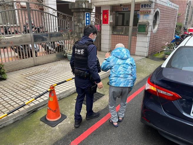 桃园市平镇区92岁邱姓老翁，1日一早趁着天气晴朗独自外出活动筋骨，但出门后疑似失智症发作，忘了回家的路无助的坐在人行道上，巡逻员警见状上前对其关怀询问，并送老翁平安返家。（警方提供／廖姮玥桃园传真）
