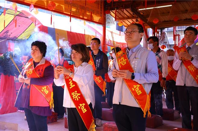 龙抬头日，嘉义市长黄敏惠拜多间土地公庙，盼天助自助，让嘉义市经济再抬头、创高峰。（嘉义市政府提供／吕妍庭嘉义传真）