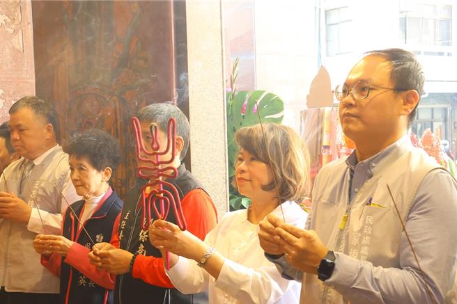 龙抬头日，嘉义市长黄敏惠拜多间土地公庙，盼天助自助，让嘉义市经济再抬头、创高峰。（嘉义市政府提供／吕妍庭嘉义传真）