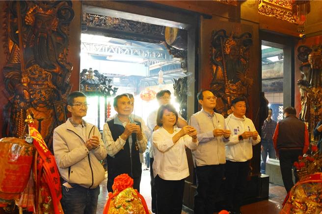 龙抬头日，嘉义市长黄敏惠拜多间土地公庙，盼天助自助，让嘉义市经济再抬头、创高峰。（嘉义市政府提供／吕妍庭嘉义传真）
