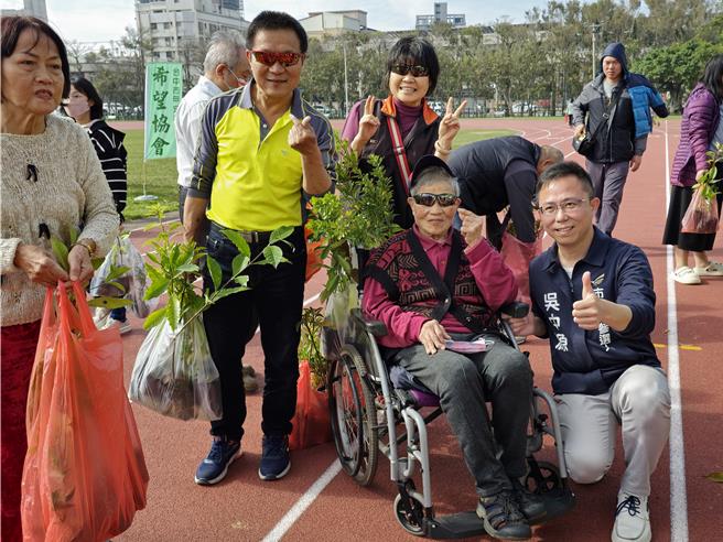 93岁阿嬷洪素娥在家人陪同下前往领树苗。（协会提供／李京升台中传真）