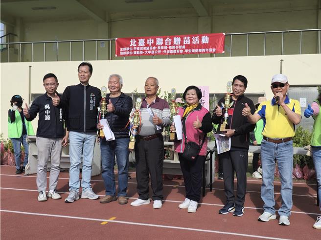 协会今天也表扬植树楷模。（协会提供／李京升台中传真）