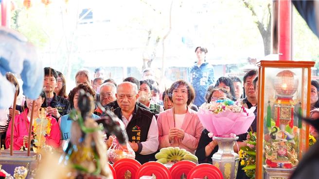 立法委员何欣纯等人前往参加台中建国市场参加建国福德祠祝寿祭典。（何欣纯服务处提供／李京升台中传真）