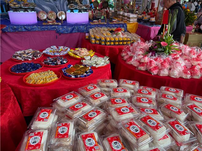 500份象徵太阳与圆满的年轮蛋糕。（何欣纯服务处提供／李京升台中传真）