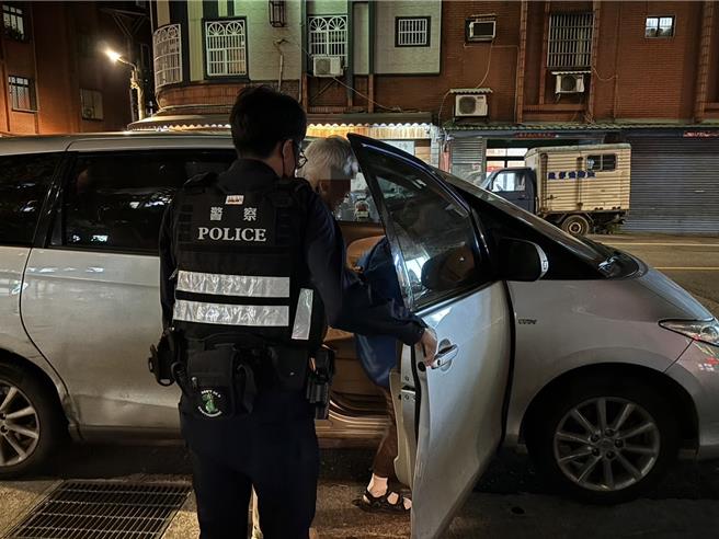 桃园市中坜区2月28日上午约11时88岁的叶姓妇人当天上午11时出门散步后，到晚上6点都没回家，迷途近7小时，家人心急如焚报警求助。桃园市中坜警分局自强派出所获报动员，不久后找到叶妇并将其带回派出所与家人团聚。（警方提供／廖姮玥桃园传真）