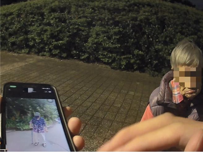 桃园市中坜区2月28日上午约11时88岁的叶姓妇人当天上午11时出门散步后，到晚上6点都没回家，迷途近7小时，家人心急如焚报警求助。桃园市中坜警分局自强派出所获报动员，不久后找到叶妇并将其带回派出所与家人团聚。（警方提供／廖姮玥桃园传真）