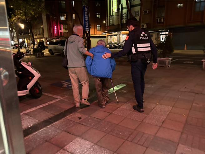 桃园市中坜区2月28日上午约11时88岁的叶姓妇人当天上午11时出门散步后，到晚上6点都没回家，迷途近7小时，家人心急如焚报警求助。桃园市中坜警分局自强派出所获报动员，不久后找到叶妇并将其带回派出所与家人团聚。（警方提供／廖姮玥桃园传真）