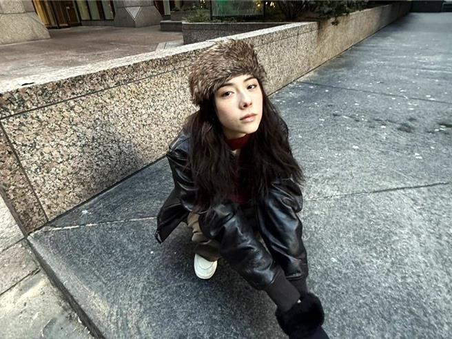 拥有混血脸孔的林奕岚，前往纽约拍摄短片。（周子娱乐提供）