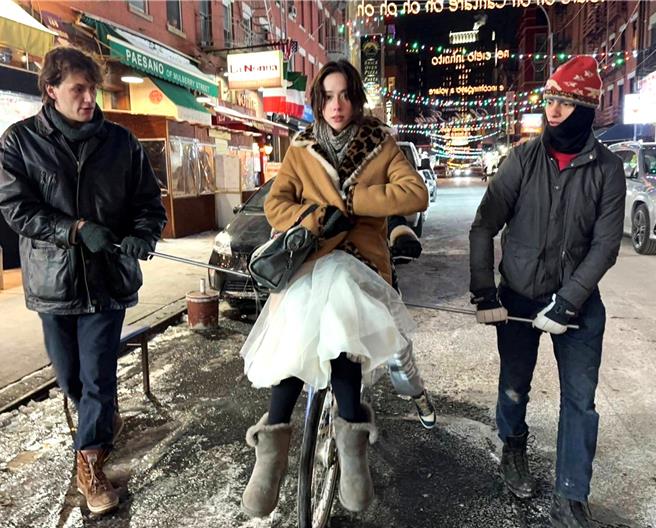 拍片遇极端气温，林奕岚零下10度C漫步纽约街头。（周子娱乐提供）