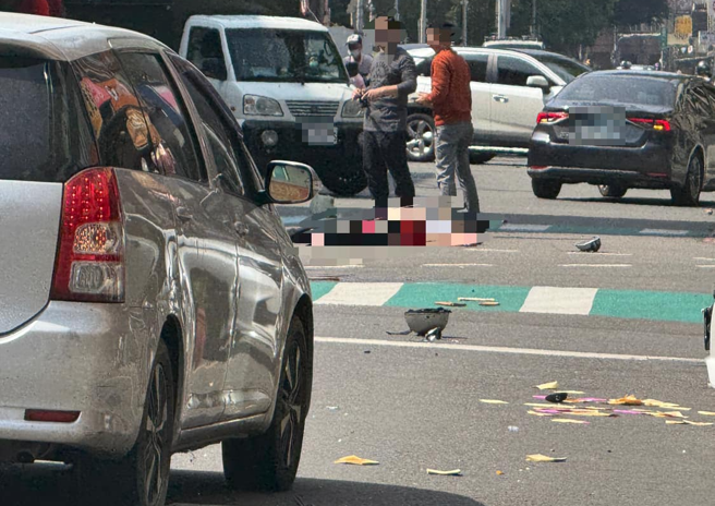 新竹女骑士遭休旅车高速猛撞，喷飞翻滚惨死。（翻摄「重机车友 ❘ 各区路况天气、资讯分享中心」脸书）