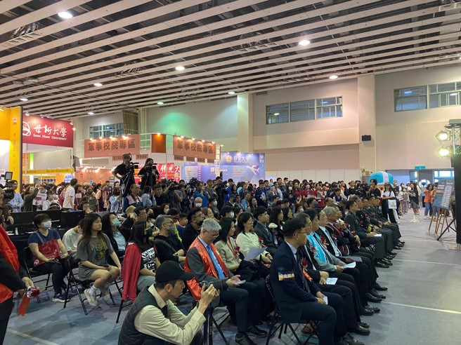 现场眾多学生、家长前来参展。（摄/陈妤蒨）