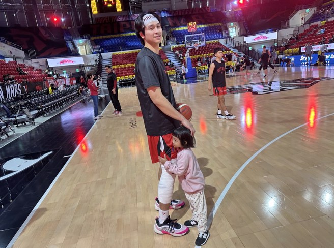 黄聪翰的女儿舍不得放开自己爸爸的模样相当可爱。(黄及人摄)