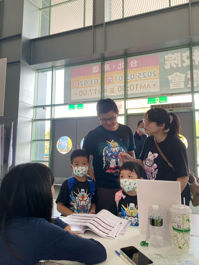 本屆大學博覽會也特價販賣由知名升學補習班得勝者文教編輯的「升學寶典」，展場特價只需100元就能將寶典帶走，數量有限，敬請向服務台諮詢。(攝/李依庭)