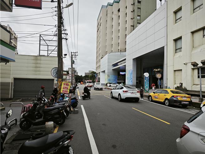 桃園市汙水下水道工程將於平鎮區廣泰路立22個坑，目前已完成試挖，預計今年6月過後會逐步立坑圍設圍籬，民眾憂工程開挖恐為周邊學校、醫院等帶來嚴重影響。（廖姮玥攝）