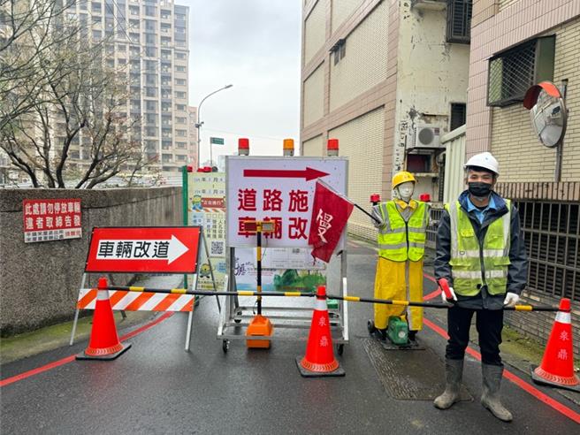 桃園市汙水下水道工程將於平鎮區廣泰路立22個坑，目前已完成試挖，預計今年6月過後會逐步立坑圍設圍籬，民眾憂工程開挖恐為周邊學校、醫院等帶來嚴重影響。（水務局提供／廖姮玥桃園傳真）