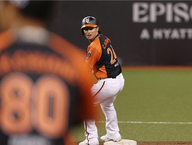 受伤的「台湾队长」陈杰宪对日本火腿交流赛仍上场代跑。（杜宜谙摄）