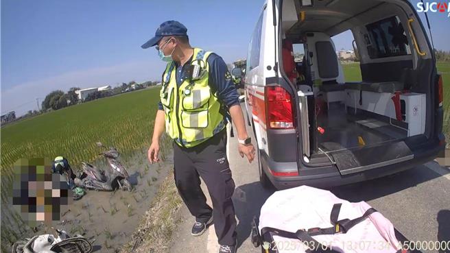 救护人员到场时，两名骑士和机车都摔入稻田里。(嘉义县消防局提供／吕妍庭嘉义传真)