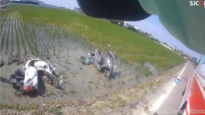 救护人员到场时，两名骑士和机车都摔入稻田里。(嘉义县消防局提供／吕妍庭嘉义传真)
