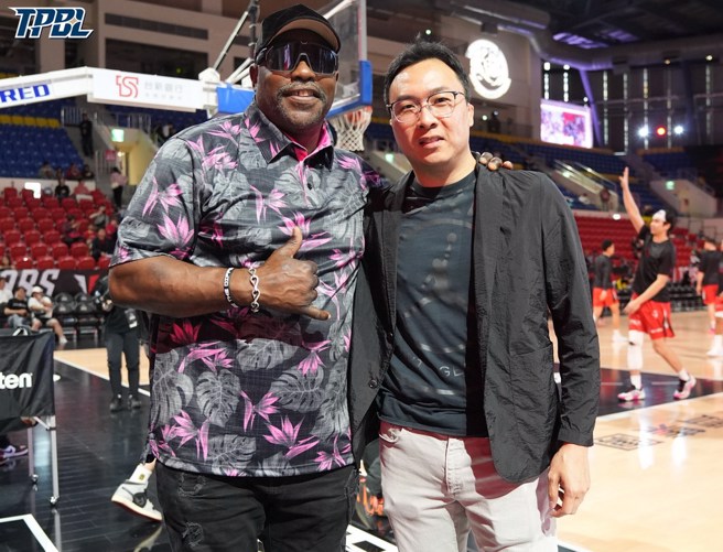 薩普跟TPBL秘書長齊文駿合照。(TPBL提供)