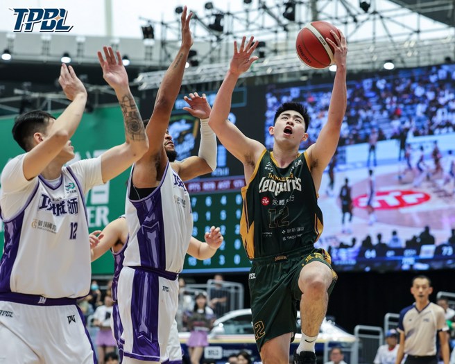 林信寬(右)攻下全隊最高21分。(TPBL提供)