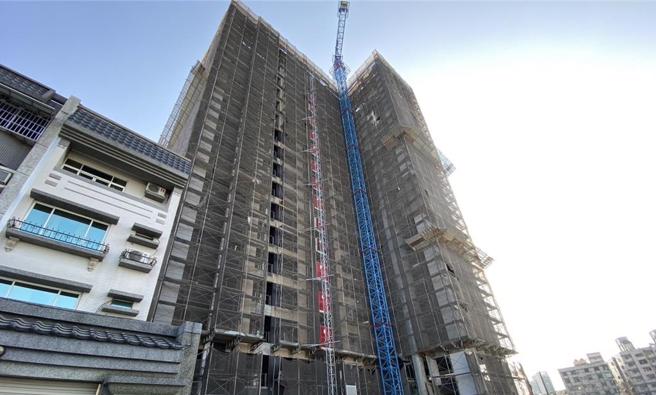 高雄小港一处大楼建案陷损邻争议，邻宅屋主指控施工害他房屋倾斜受损，建商指提出鑑定修復费用2被赔偿仍不被接受，目前仍由高雄市工务局调处中。（高雄市工务局提供／任义宇高雄传真）